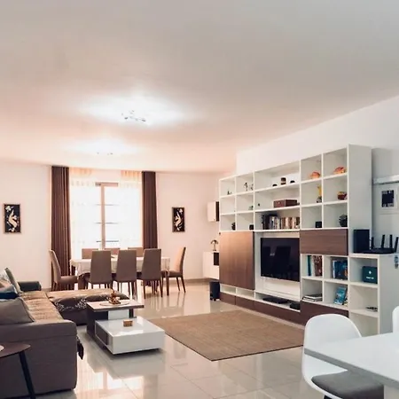 Belmonte Heights - Luxury 3 Bedroom *